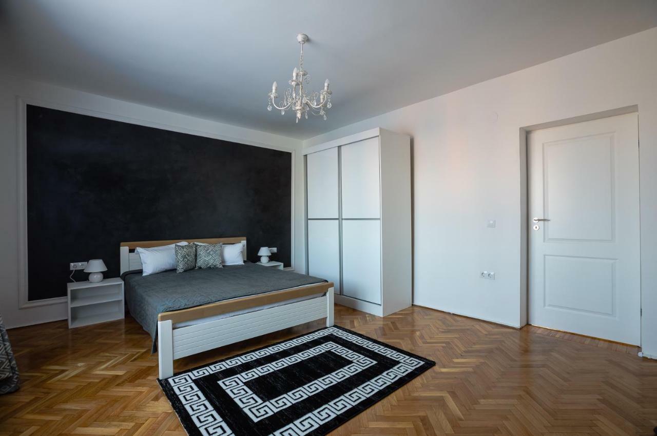 White Spacious Apartment Sybin Zewnętrze zdjęcie