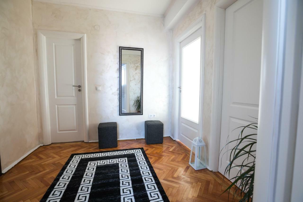 White Spacious Apartment Sybin Zewnętrze zdjęcie